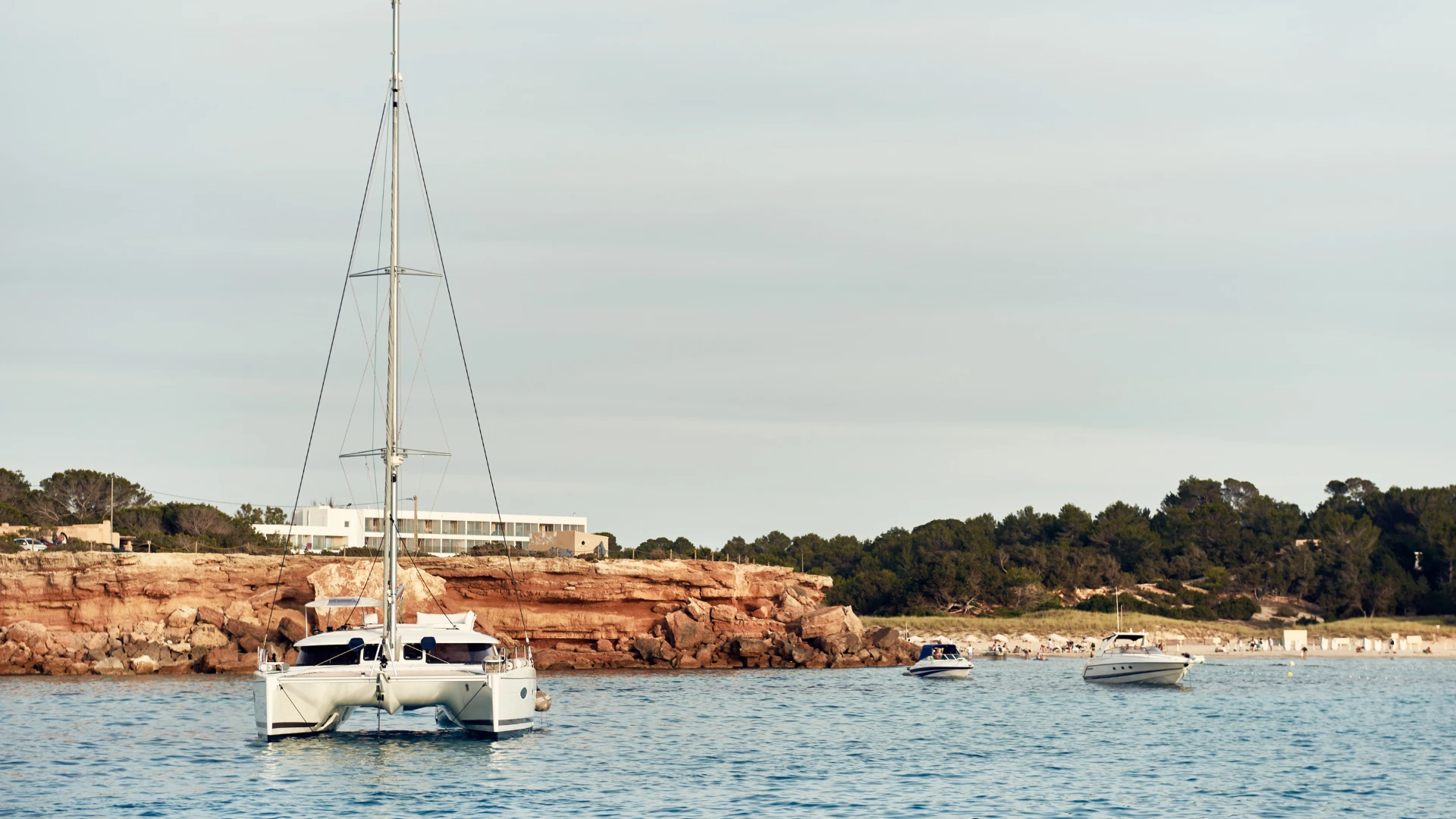 KATAMARANEM MIĘDZY BŁĘKITEM A NOCĄ PO BALEARACH — zdjęcie 1